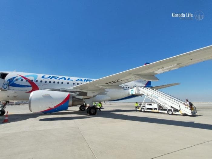 Борт «Уральских авиалиний» подал сигнал бедствия, поезда застряли: тревожное утро для туристов