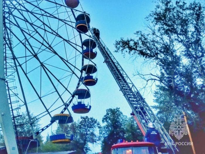 «Чертово колесо» из Каменска-Уральского остановилось с людьми на высоте