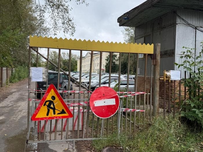 Водителей предупреждали, но они не послушали: из-за ремонта теплотрассы автомобили в Каменске-Уральском не смогут выехать со стоянки