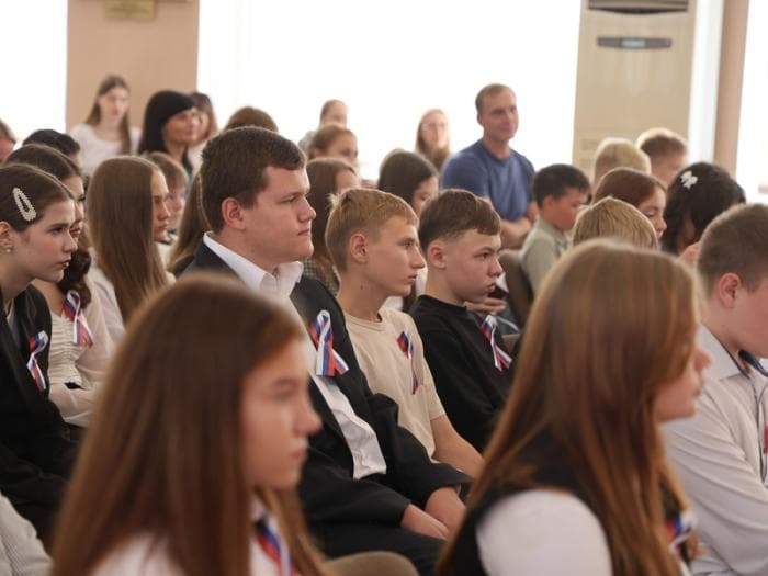 «Теперь вы полноправные граждане России»: 35 подростков Каменска получили первые паспорта