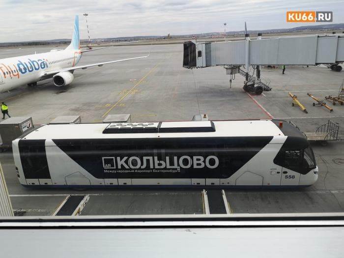 «Люди спят на полу, детям негде сидеть»: в Екатеринбурге жалуются на многочасовые задержки рейсов из-за атаки БПЛА