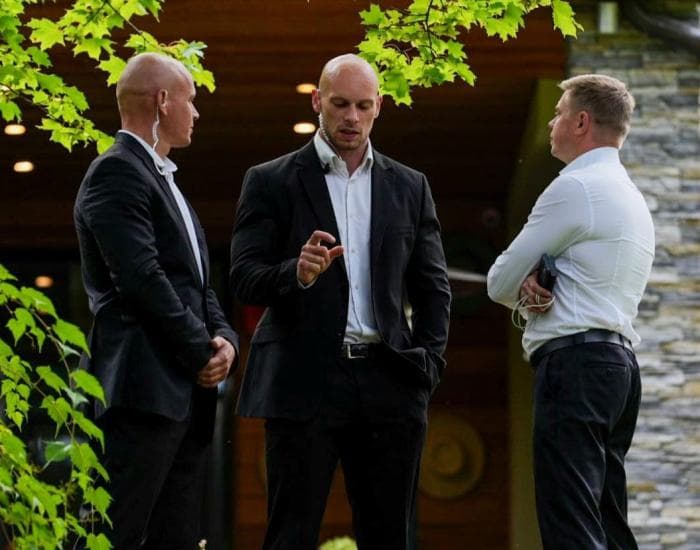 «Вселенная всю жизнь толкала меня на сцену»: как бодибилдер из Каменска-Уральского Александр Котов стал актером в Москве