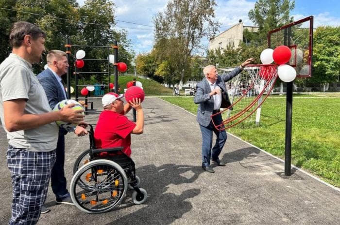«Теперь здесь могут заниматься все» — в Каменске-Уральском открыли уникальную спортивную площадку для людей с ограниченными возможностями