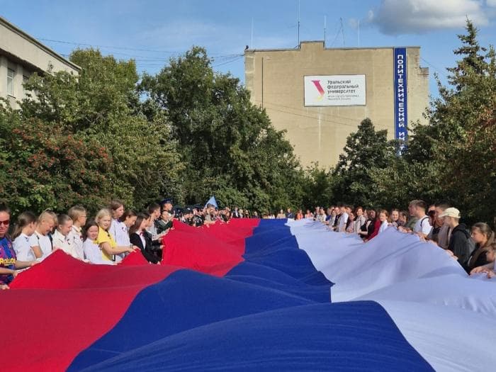 Молодые работники СинТЗ отметили День флага России с 50-метровым триколором