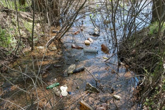 На сельхозучастке в Свердловской области обнаружили опасный слив отходов