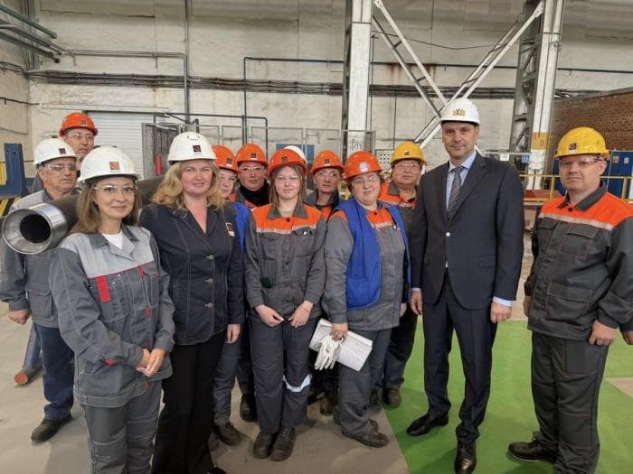 Денису Паслеру показали на СинТЗ уникальные трубы, которые не боятся вечной мерзлоты