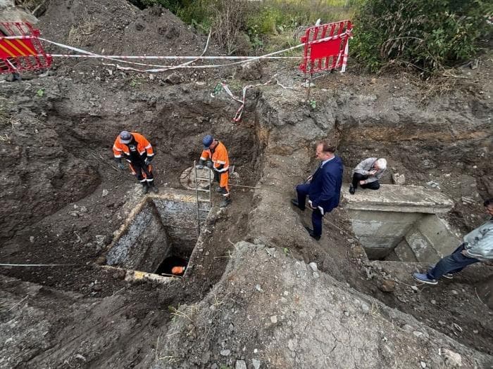 Работа под землёй и водой: завершён рискованный ремонт коллектора под железной дорогой в Каменске-Уральском