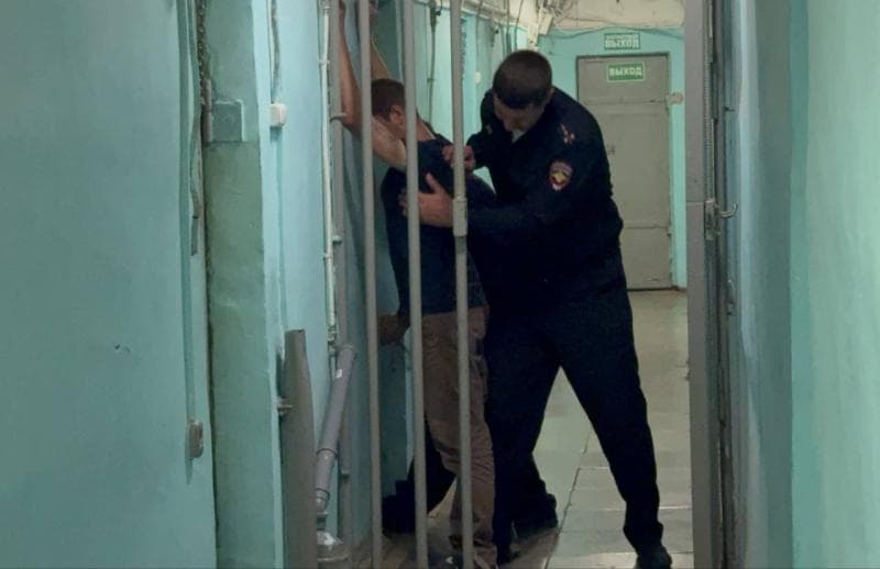 Ссора из-за двери закончилась поножовщиной: в Каменске-Уральском задержали очередного маргинала