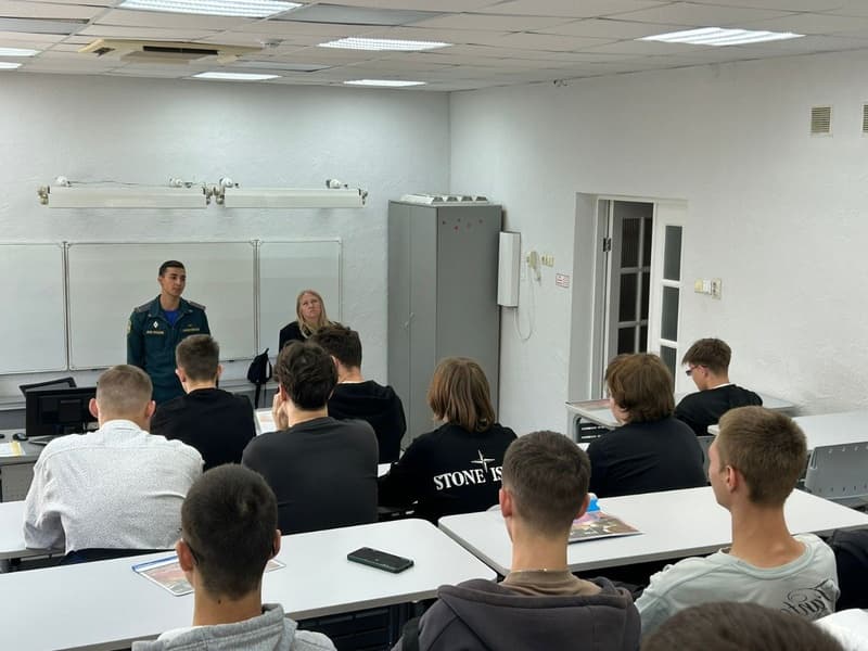 Выходи живым: спасатели научили студентов Каменска-Уральского выживать при пожаре