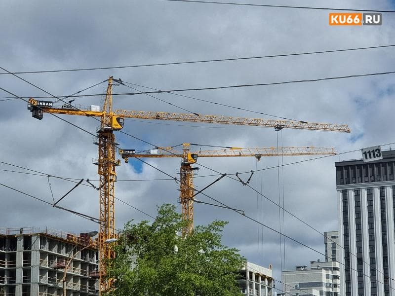 Свердловчане массово пошли на стройку: зарплаты выросли до 165 тысяч рублей