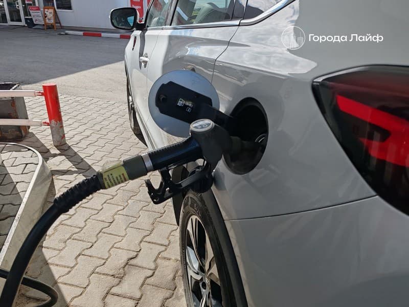 Заправился и уехал: хитрый воришка украл бензин в Каменске-Уральском почти на 5 тысяч рублей и сменил номера