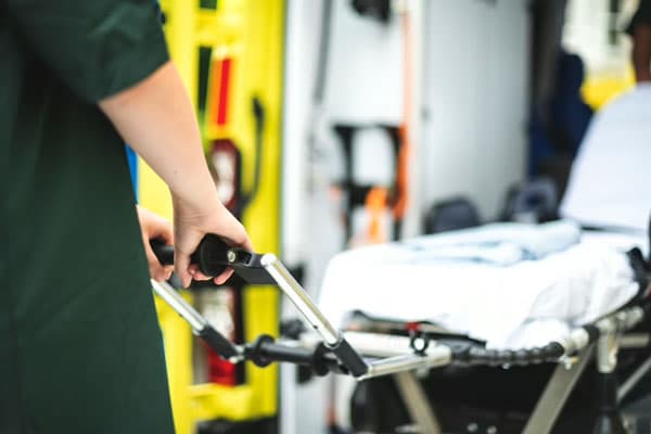 Жильцы дома в Екатеринбурге задыхаются от трупного запаха: тело мертвой соседки пролежало две недели