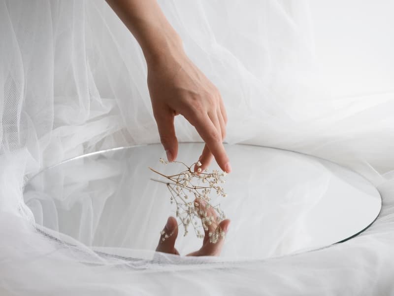 Не смотри в зеркало: народные приметы на Корнилов день 26 сентября