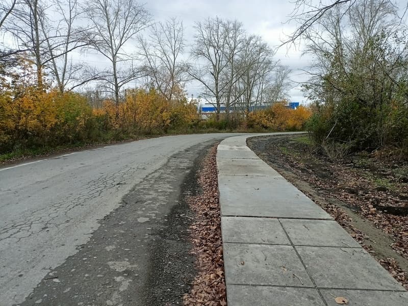 Проложили путь к комфорту: в Каменске-Уральском завершают строительство тротуара на Механизаторов