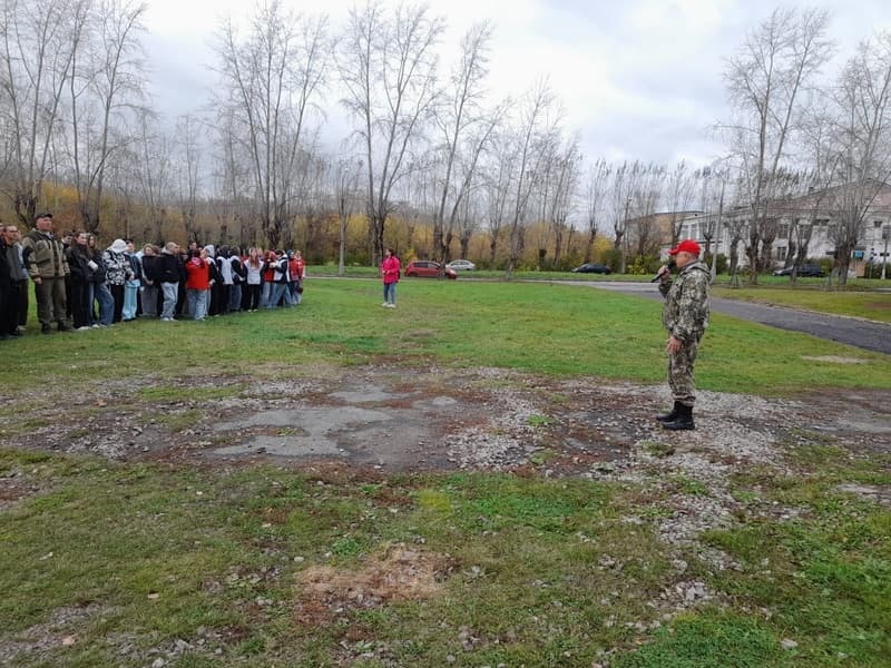 Студенты, волонтёры и депутаты вышли на субботник и очистили железнодорожные пути в Каменске-Уральском