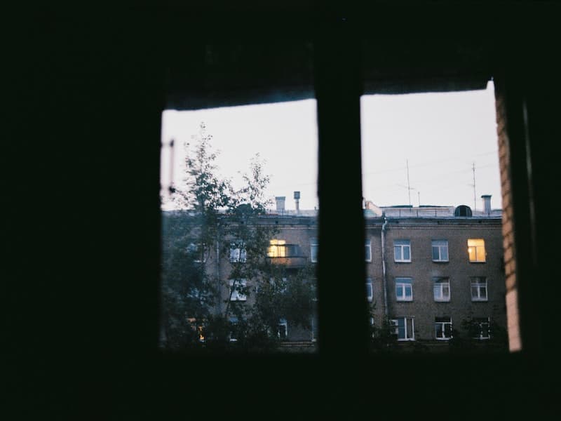 «56 детей выпали из окон за 9 месяцев»: врачи Свердловской области бьют тревогу