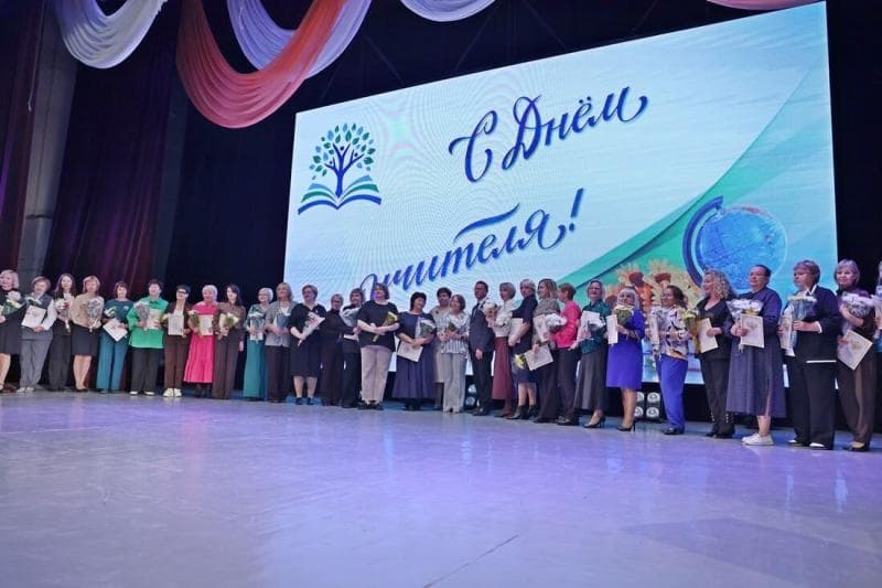 Слезы радости и аплодисменты: как Каменск-Уральский отметил День учителя