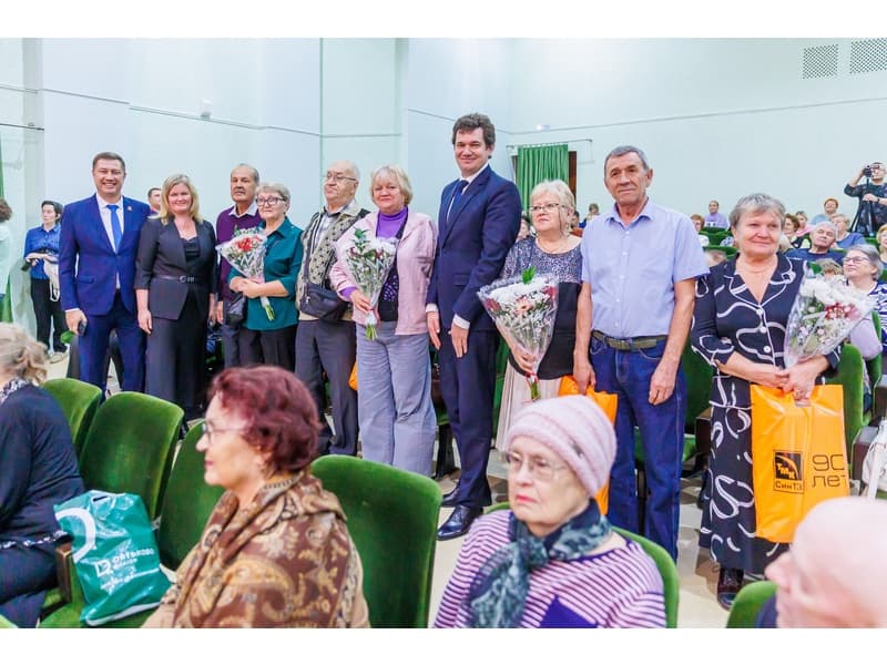 Честь и уважение: как на СинТЗ отметили День пожилого человека с наградами и музыкой