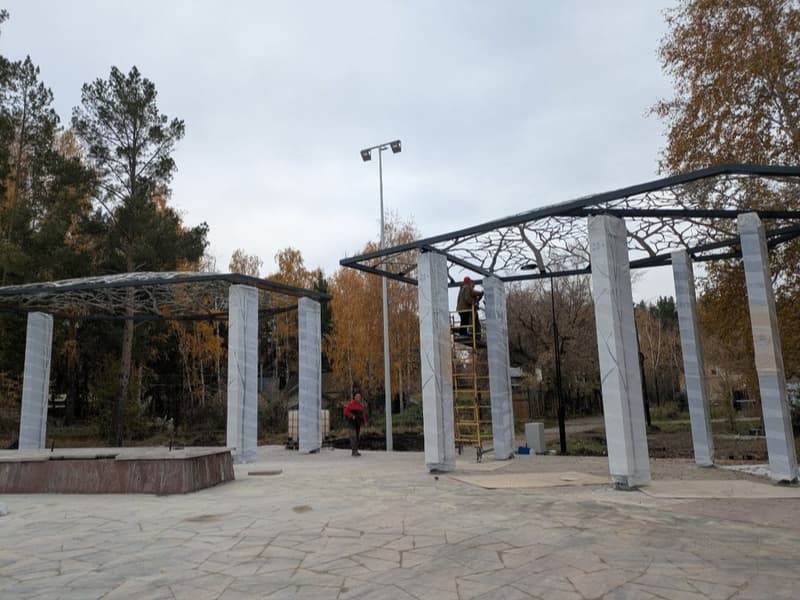 Город преображается: в Каменске-Уральском Аллея Славы получает новый гранитный облик и экран для фильмов