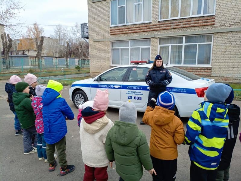 Учимся быть внимательными на дороге: малыши из Каменска-Уральского сели за руль патрульной машины