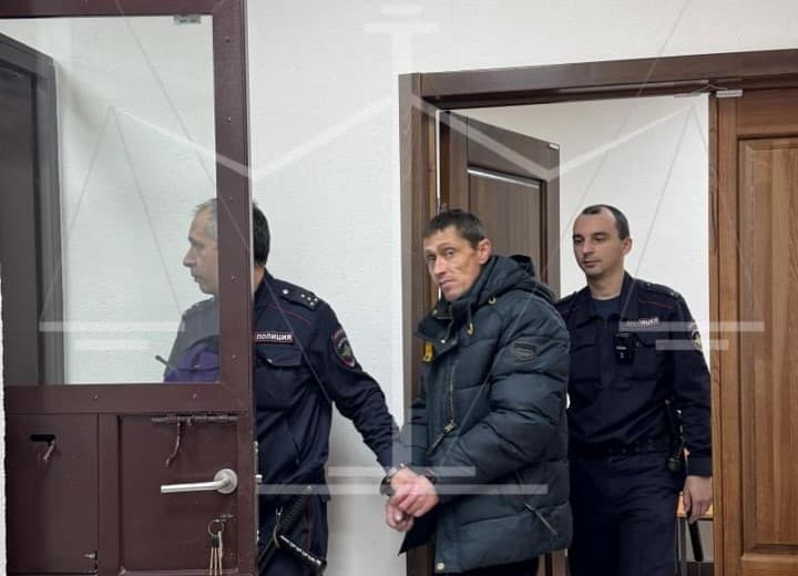 Бросил кирпич и забрал 58 тысяч: в Каменске-Уральском арестовали дерзкого грабителя