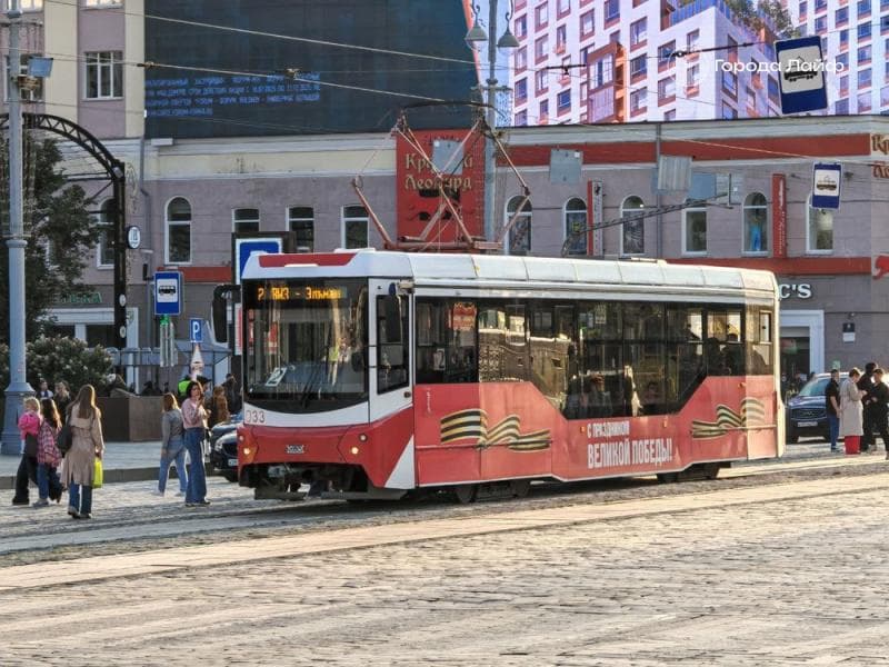 «Мать не против»: подростки в Екатеринбурге стреляли в водителя трамвая и катались «зацепом» — их вызвали на комиссию