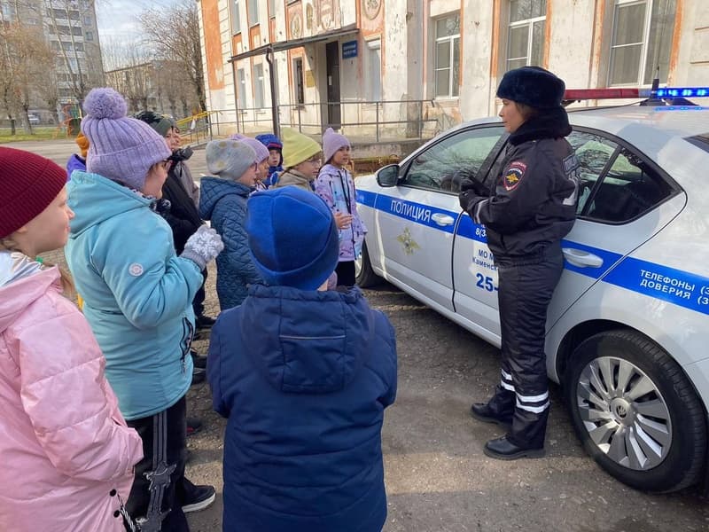 Зачем детям нужны “светлячки”: в Каменске-Уральском инспектор показала, как спасти жизнь на дороге