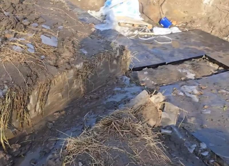 «Надо кого-то штрафовать»: в Каменске-Уральском дренаж вывели прямо в теплотрассу — сети снова затопило