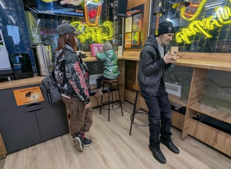 Дедушка из Каменска-Уральского замерз на улице, пока возвращался домой — ему помогли волонтеры «Лиза Алерт» 