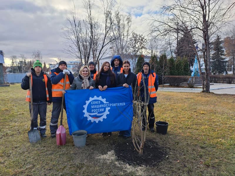 Сотрудники Каменск-Уральского литейного завода высадили 30 деревьев в рамках экологической акции