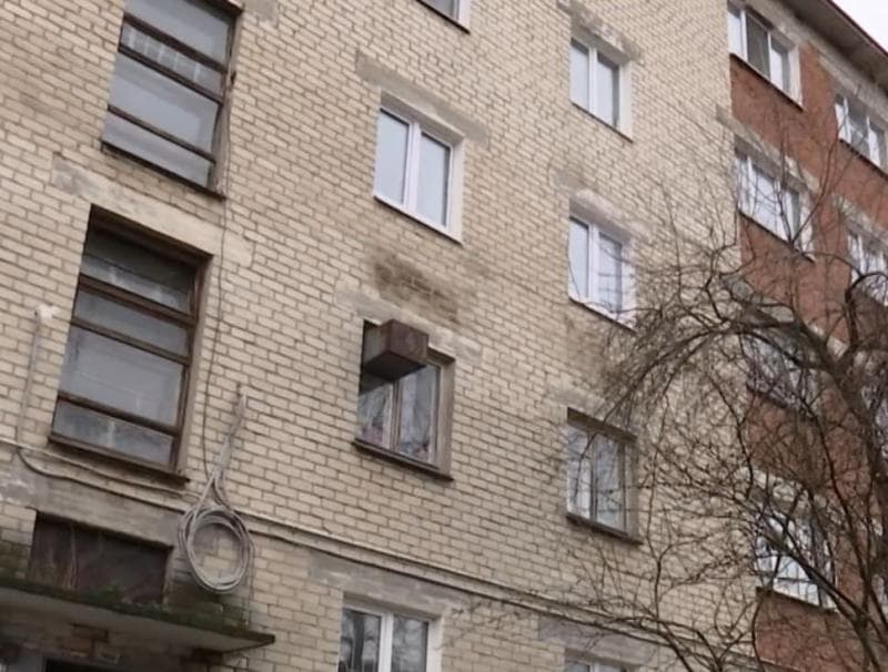 Коммунальный кошмар случился в уральском городе: жители страдают от пара, сырости, холода и плесени 