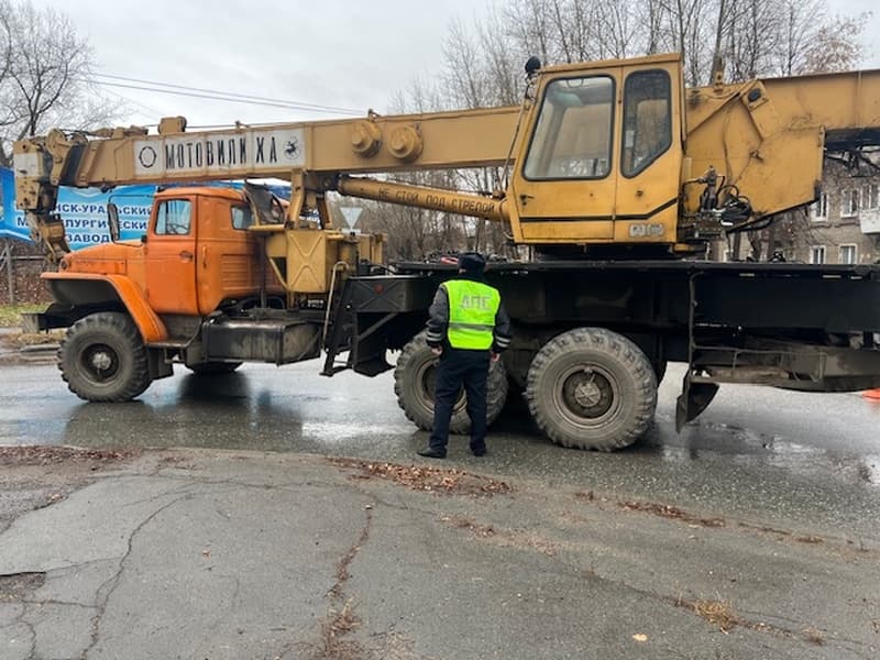 В Каменске-Уральском автокран сбил пешехода на переходе — женщина получила серьёзные травмы