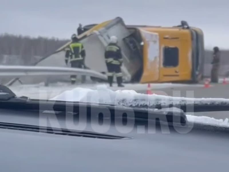 Под Каменском-Уральским фура на мосту съехала с трассы и перевернулась — водитель чудом остался жив