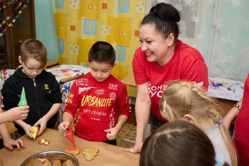 Новогодние волшебники снова выходят в город: как волонтёры РУСАЛа превращают декабрь в праздник для детей