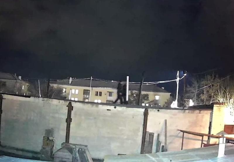 Подростки разбили окно 80-летней женщине в Каменске-Уральском