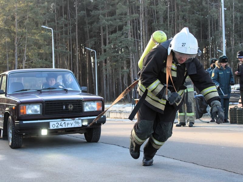 Пожарные Каменска-Уральского устроили силовое соревнование и в битве выявили сильнейших