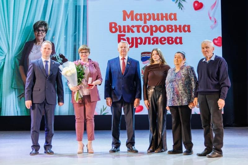 Трое детей и 20 лет работы: сотрудница СинТЗ Марина Бурляева получила медаль «За материнские заслуги»