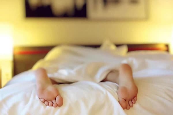 Сомнолог рассказал, почему нельзя спать со светом и как сохранить здоровый сон