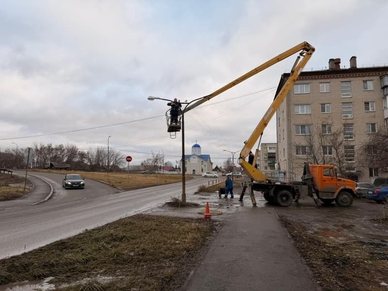 Меняем всё старьё: в Каменске-Уральском обновляют километры проводов — освещение станет стабильнее