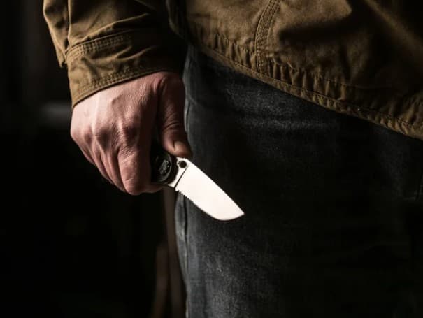 Подросток из Каменск-Уральского предстанет перед судом за нападение на полицейского с ножом