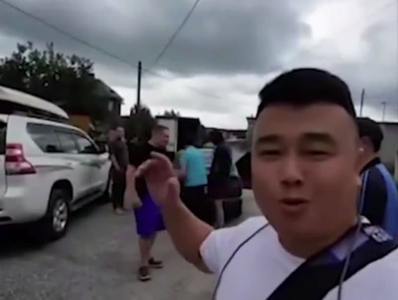 Китайский блогер с автодомом "развел" уральскую деревню на попойки: местные выгнали его за треш