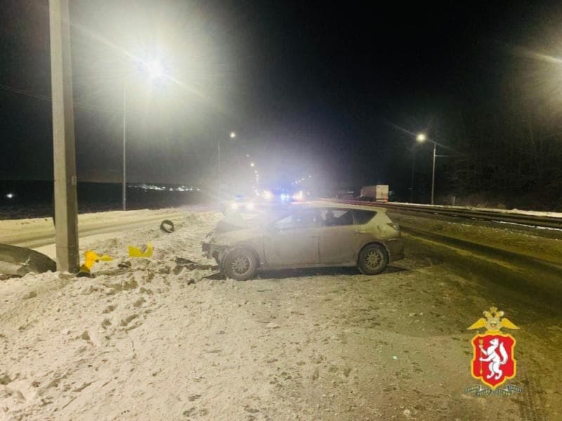 Водитель "Toyota" врезался в столб на трассе Екатеринбург — Тюмень