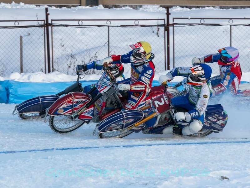 Лёд, скорость и мороз: Каменск-Уральский открыл сезон мотогонок на льду