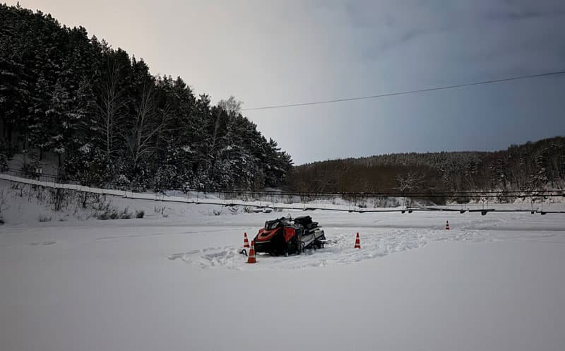 В Каменске-Уральском водитель снегохода погиб, врезавшись в мост