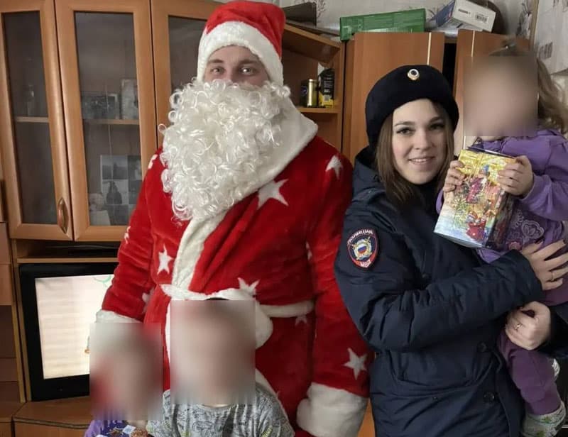 Полицейский Дед Мороз поздравил семьи Каменского района