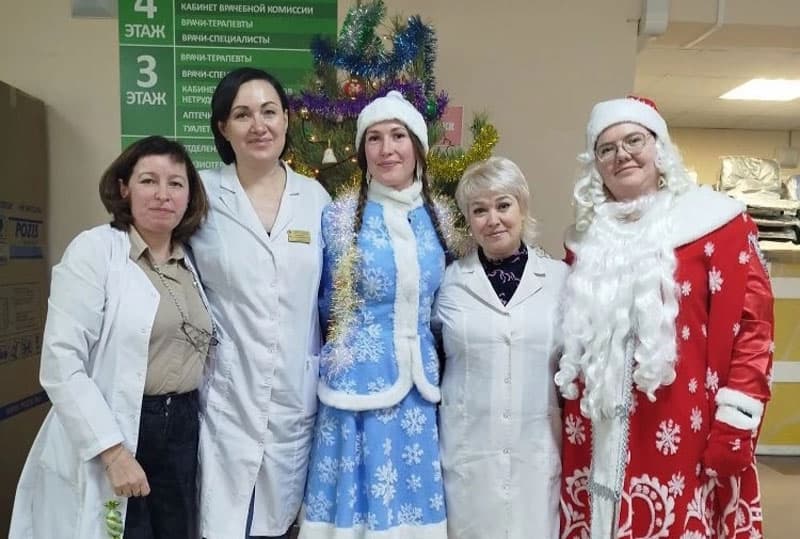 Пациент стал Дедом Морозом для врачей поликлиники в Каменске-Уральском