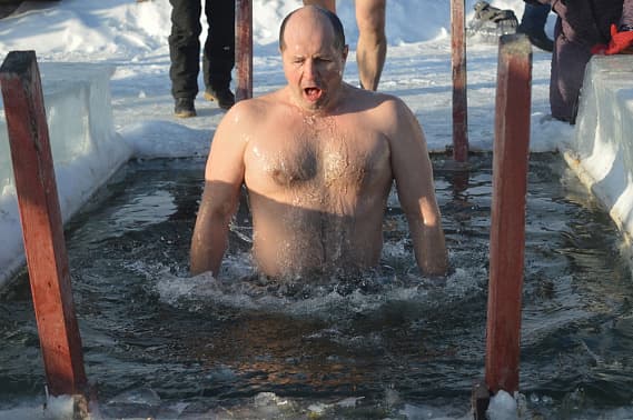 Заслуженный врач России рассказал об опасности Крещенских купаний