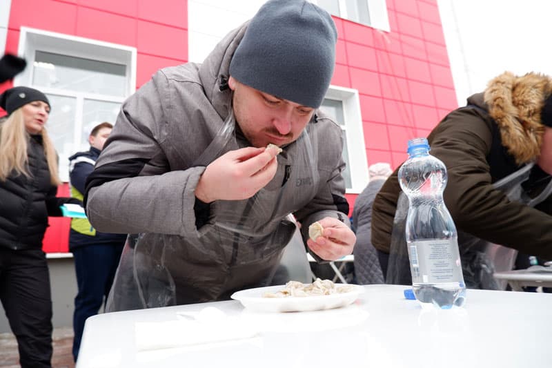 Конкурс «По пельмешКУ»: кто быстрее съест 20 пельменей в Каменске-Уральском