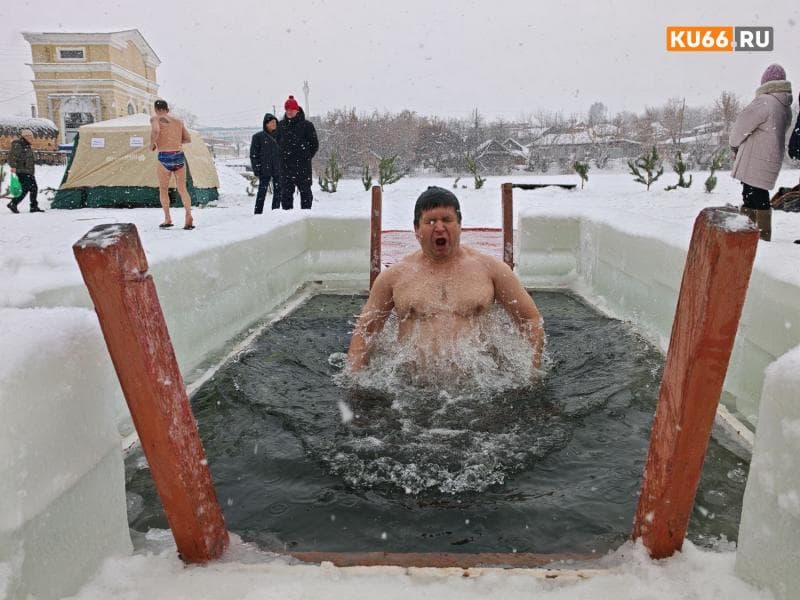 В Каменске-Уральском проходят крещенские купания на реке Каменка