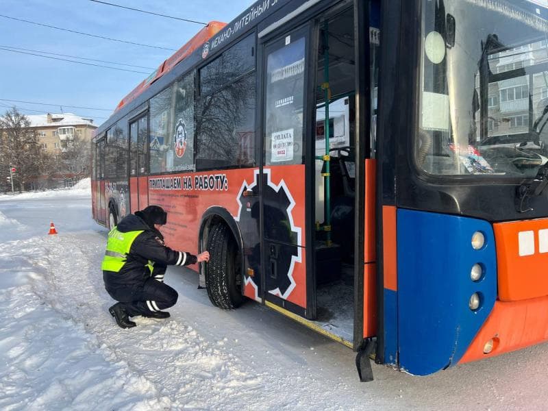 В Каменске-Уральском автобус сбил женщину на пешеходном переходе. Видео